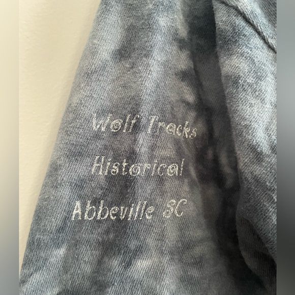 Wolf Graphic Shirt by The Mountain - Picture 5 of 5